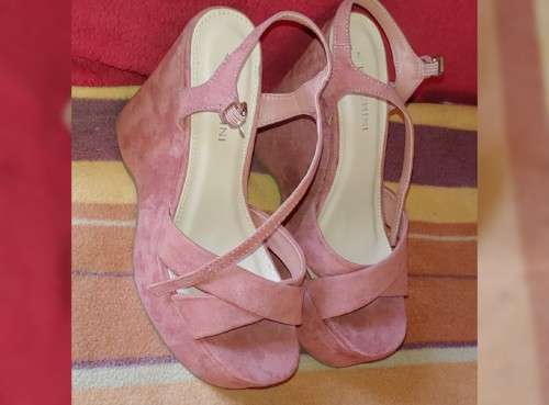 Size 4 ladies shoes for sale (4 pairs)