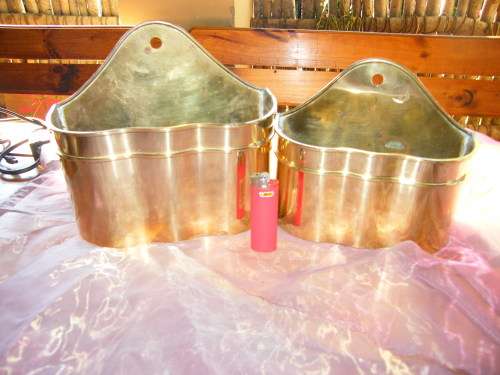 Twee Brass houers