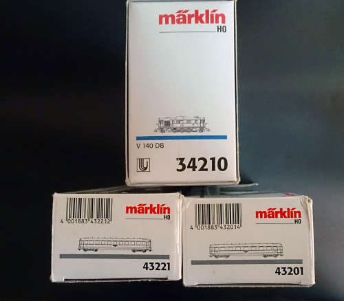 Marklin HO Diesel Loco Delta Digital + 2 Marklin Coaches