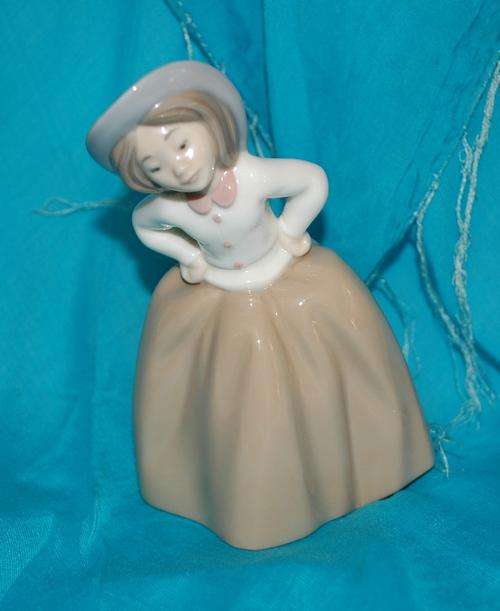**** Beautiful LLADRO / Nao " Girl Hands on hips" ****