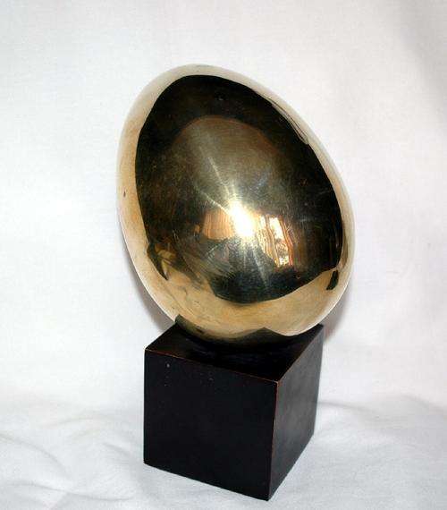 *** STUNNING LARGE BRASS EGG ON WOODEN BASE ***