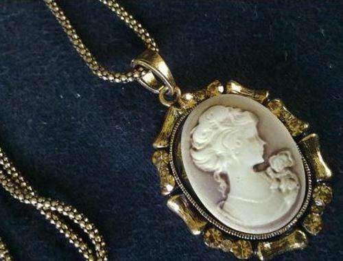 BEAUTIFUL OLD GOLD TONE CAMEO LONG POPCORN NECKLACE