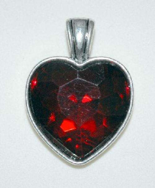 ***STUNNING DEEP RUBY RED HEART SHAPED CRYSTAL + FREE BLACK NECKLACE STRING