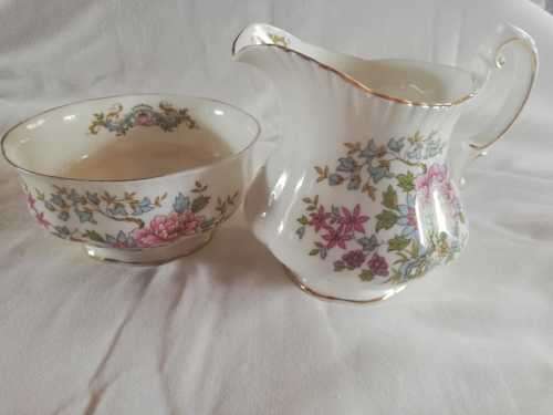 A Royal Standard Fine Bone China England - Milk Jug and Sugar Bowl - Mandarin