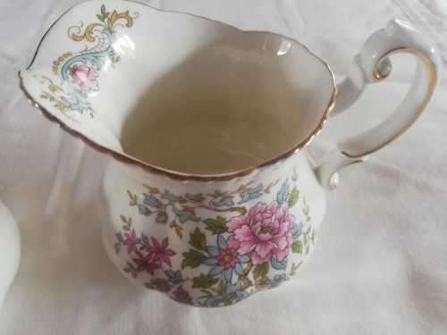 A Royal Standard Fine Bone China England - Milk Jug and Sugar Bowl - Mandarin