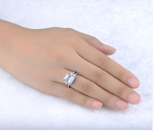 STUNNING MDEAN 3.95CT AAA GRADE IMITATION DIAMOND RING, 925 STAMPED, RHODIUM PLATED. SIZE 7