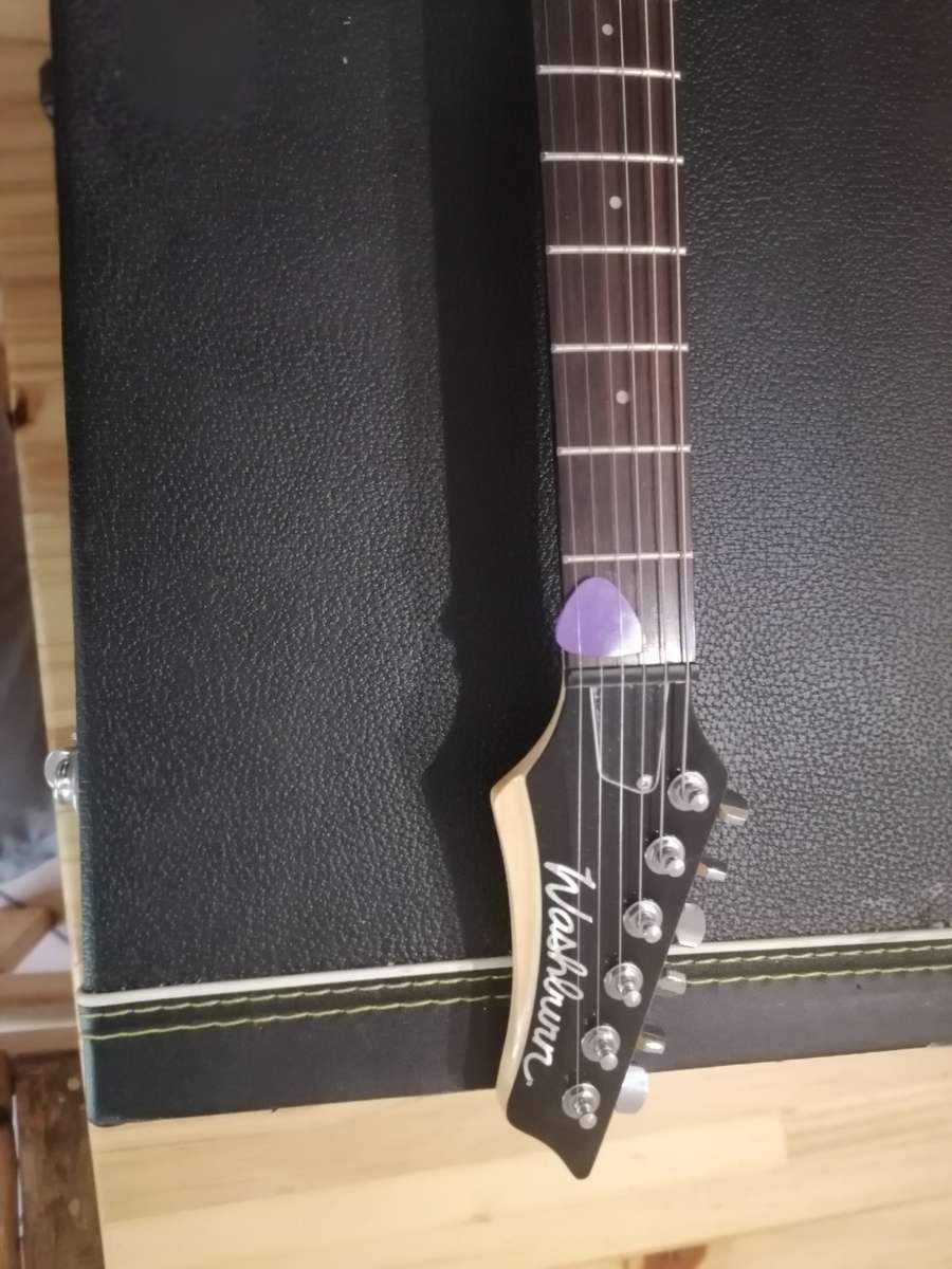 Washburn HSS Style Electric Guitar in Santa Fe solid carry case