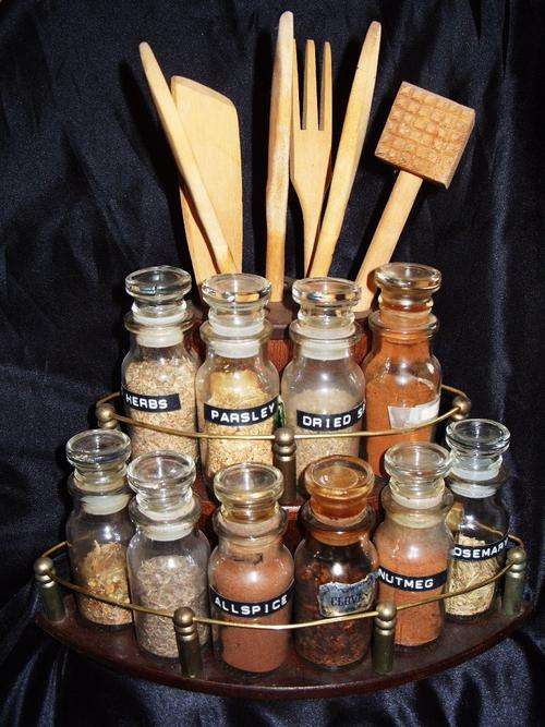 Lovely old Spice rack with 10 Original spices + Utensils!! R1!