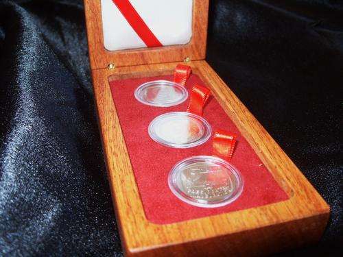 @@SPECIAL @@Mandela UNCIRCULATED Commemorative R5 Set - BOXED