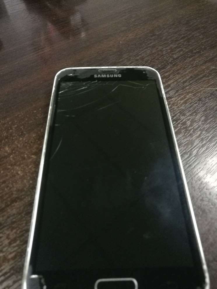SAMSUNG S5 - WORKING EXCEPT FOR BROKEN SCREEN