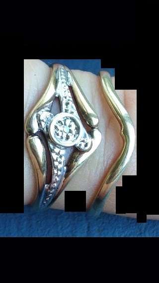 9ct gold wedding set with a diamond. Engagement ring with a wedding band. Size P.