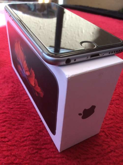 Mint condition Apple iPhone 6s 16gb Space Grey - original box & access & screen protector & case