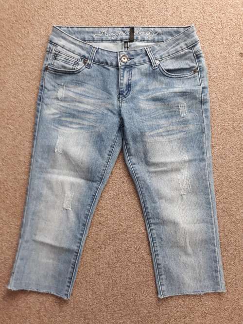 DISTRESSED DENIM CAPRI PANTS SIZE 32/PETITE 34