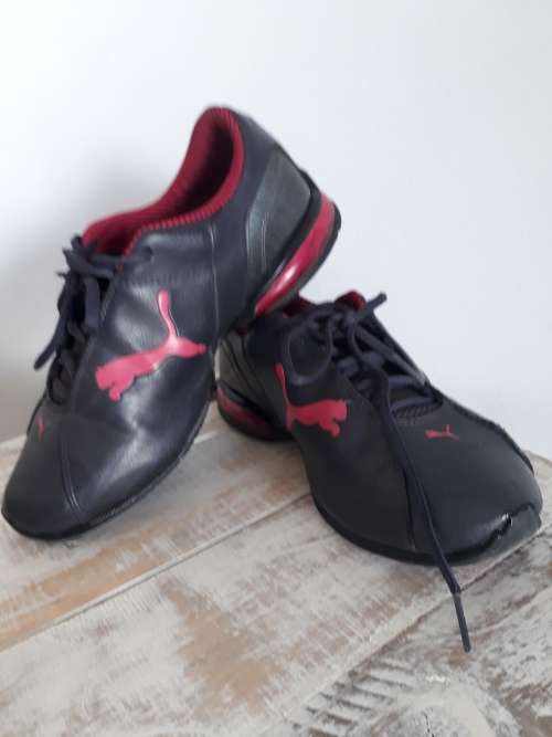 WOMANS PUMA SHOES SIZE 4