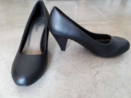 LADIES BLACK HEELS SIZE 5