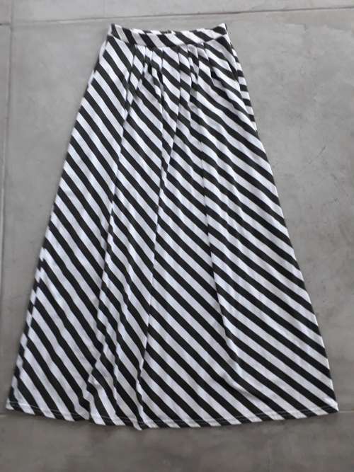 LADIES LONG SKIRT SIZE 32/ 34