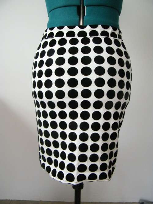 STUNNING DOTTY PENCIL SKIRT SIZE 34