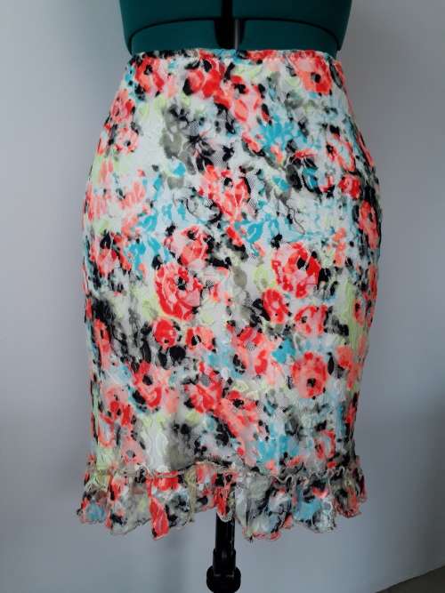 HI-LO SKIRT SIZE SMALL