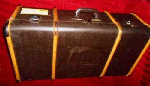 Vintaging4u found this vintage suitcase/travelling trunk