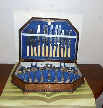 Oak canteen with bone handle cutlery 1932