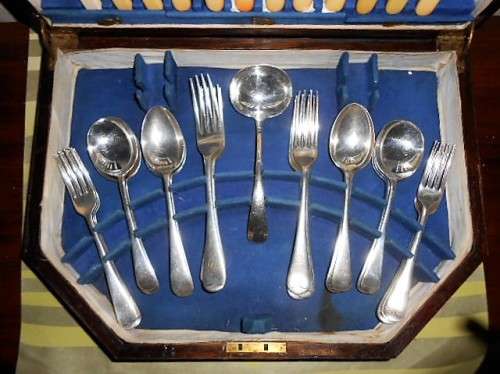 Oak canteen with bone handle cutlery 1932