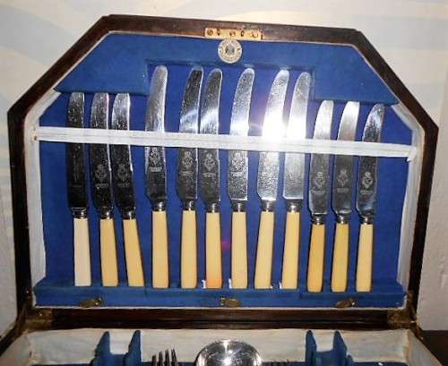 Oak canteen with bone handle cutlery 1932