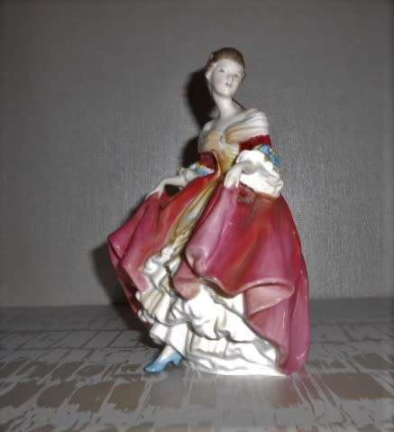 ROYAL DOULTON FIGURINE  SOUTHERN BELLE HN 2229 ISSUED 1958 RETIRED
