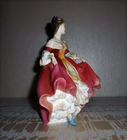ROYAL DOULTON FIGURINE  SOUTHERN BELLE HN 2229 ISSUED 1958 RETIRED