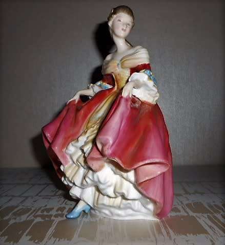 ROYAL DOULTON FIGURINE  SOUTHERN BELLE HN 2229 ISSUED 1958 RETIRED