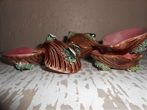 6 Footed Ceramic Scallop Shell Condiment/Oyster/ Butter/ Pate Bowls with Pate knife.