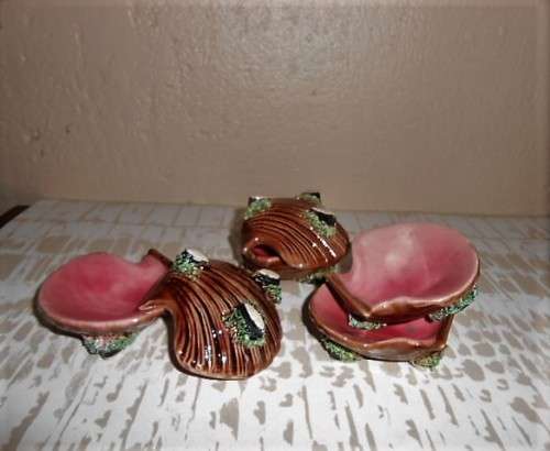 6 Footed Ceramic Scallop Shell Condiment/Oyster/ Butter/ Pate Bowls with Pate knife.