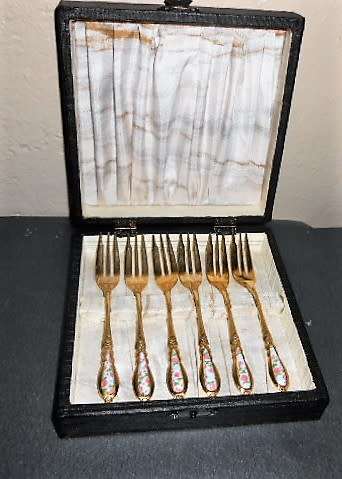 Boxed set of 6 Eetrite 24kt Gold Plated Cake forks with floral  pattern and  Decals c32