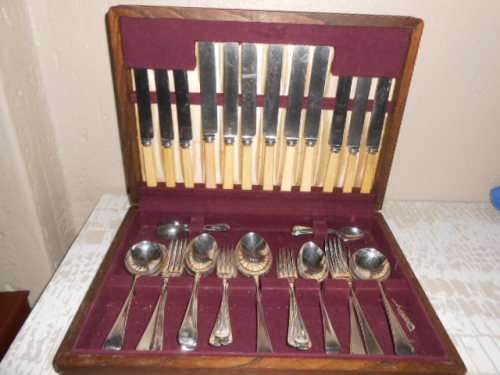 VINTAGE WOODEN CANTEEN OF CUTLERY 44 PIECES 8 GENUINE BONE HANDLE