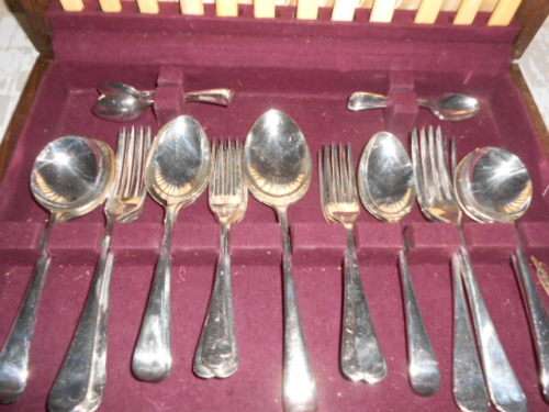 VINTAGE WOODEN CANTEEN OF CUTLERY 44 PIECES 8 GENUINE BONE HANDLE