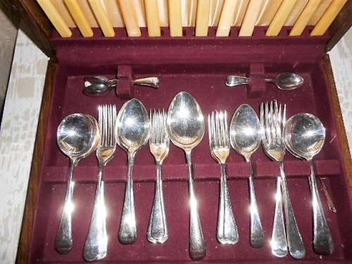 VINTAGE WOODEN CANTEEN OF CUTLERY 44 PIECES 8 GENUINE BONE HANDLE