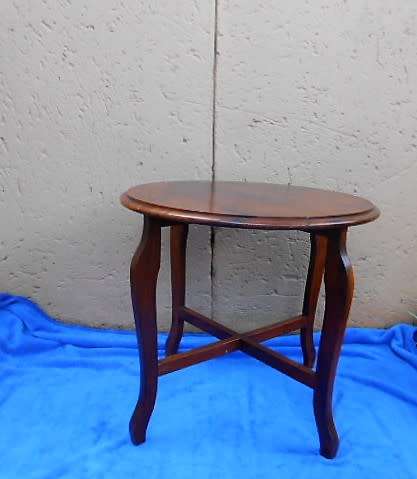 SALE: BEAUTIFUL ROUND WOODEN OCCASIONAL/ COFFEE TABLE