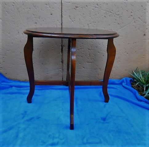 SALE: BEAUTIFUL ROUND WOODEN OCCASIONAL/ COFFEE TABLE