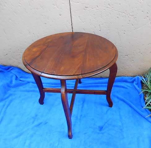 SALE: BEAUTIFUL ROUND WOODEN OCCASIONAL/ COFFEE TABLE