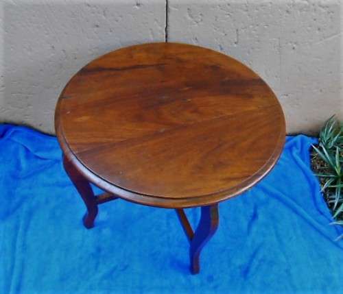 SALE: BEAUTIFUL ROUND WOODEN OCCASIONAL/ COFFEE TABLE