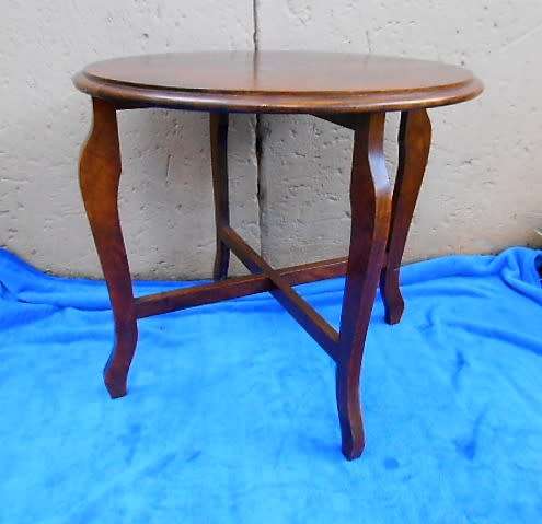 SALE: BEAUTIFUL ROUND WOODEN OCCASIONAL/ COFFEE TABLE
