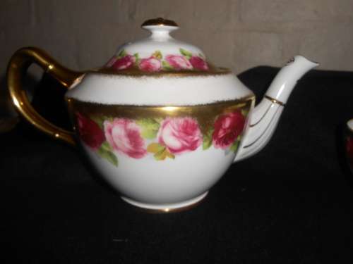 RARE ROYAL ALBERT OLD ENGLISH ROSE TEA SET 20 pieces