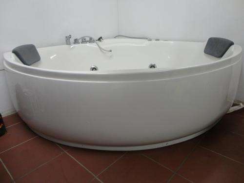 Corner Massage bath 1.4x1.4m. Double seat.