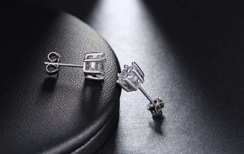 Platinum Plated Classical Cubic Zirconia 6 Claw Stud Earrings **FREE VELVET POUCH