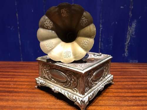 A VINTAGE JAPANESE GRAMAPHONE LIGHTER AND MUSICAL BOX