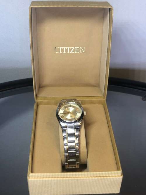 A LADIES CITIZENS WATCH WITH BOX GOOD CONDITION WORKING ORDER