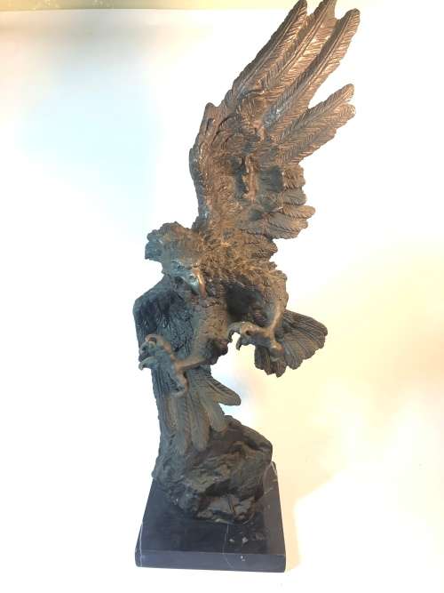 A LARGE BRONZE SCOTTISH SCULPTURE OF AN EAGLE BY ARCHIBALD THORNBURN (1860-1935)