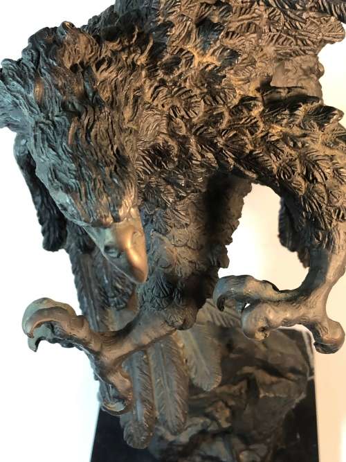 A LARGE BRONZE SCOTTISH SCULPTURE OF AN EAGLE BY ARCHIBALD THORNBURN (1860-1935)