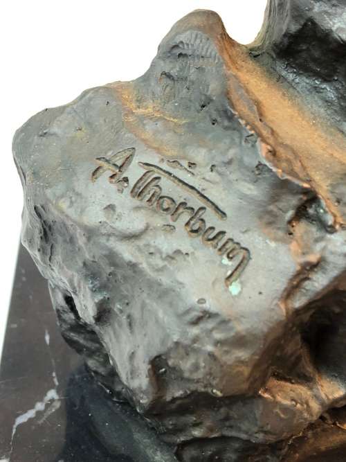 A LARGE BRONZE SCOTTISH SCULPTURE OF AN EAGLE BY ARCHIBALD THORNBURN (1860-1935)