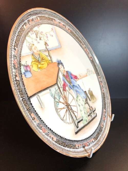 A REPUBLIC PERIOD CHINESE PORCELAIN CHARGER PLATE