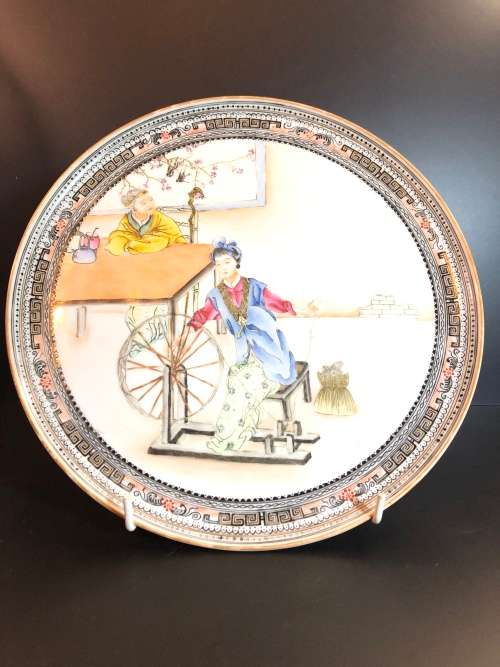 A REPUBLIC PERIOD CHINESE PORCELAIN CHARGER PLATE